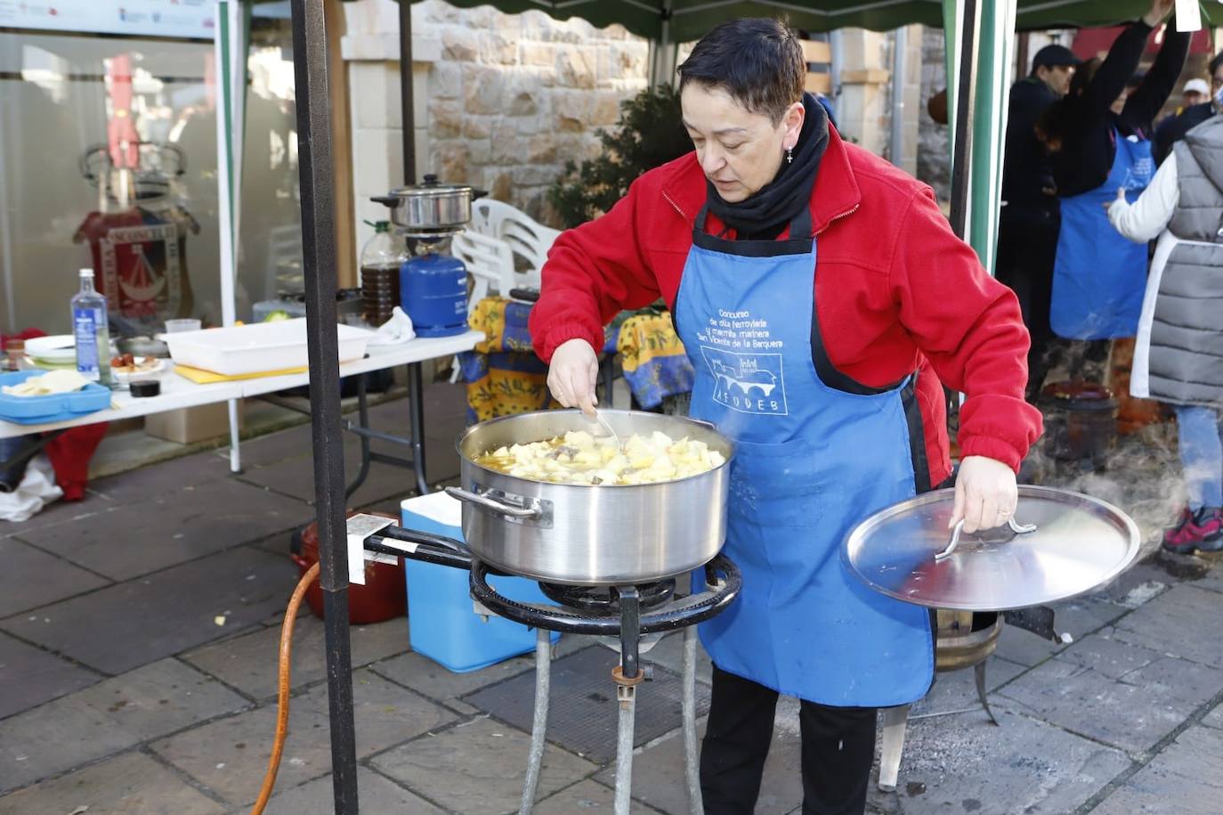 Los concursos de ollas y marmitas marineras y el de arrastre de ganado han abierto el programa festivo