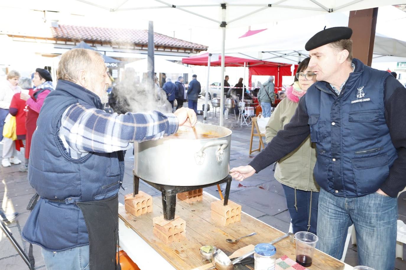 Los concursos de ollas y marmitas marineras y el de arrastre de ganado han abierto el programa festivo