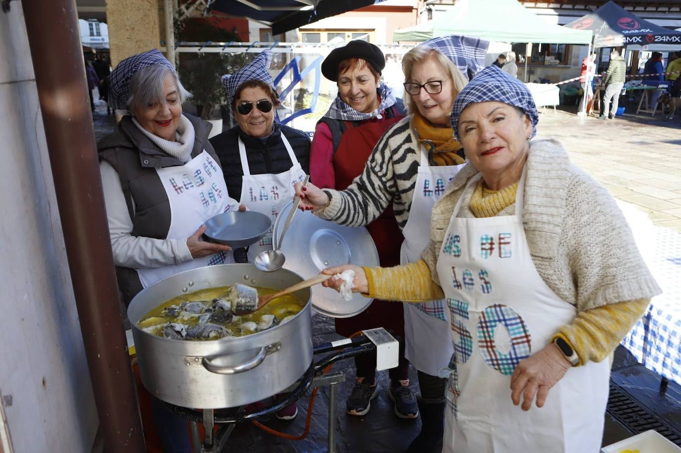 Los concursos de ollas y marmitas marineras y el de arrastre de ganado han abierto el programa festivo