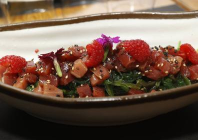 Imagen secundaria 1 - A la izquierda, ensalada de wakame y atún. A la derecha, tiradito con huancaína.