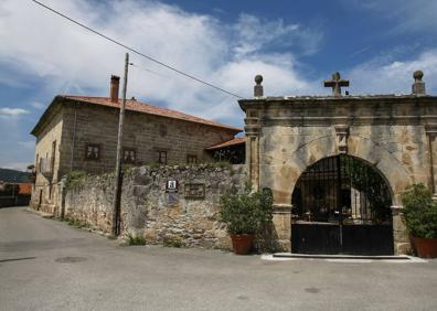 Imagen secundaria 1 - La casa del Mayorazgo de Juan Velarde también entra en el lote. A la derecha, la casa de Sánchez Bustamante