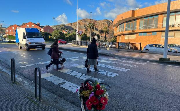 Lugar en el que esta mañana ha muerto un peatón atropellado. En el mismo punto hay flores del accidente ocurrido hace justo un año. 