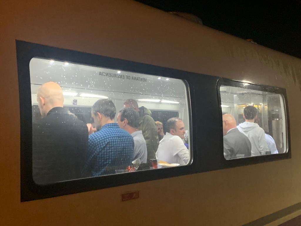 Fotos: Casi 300 cántabros atrapados en la estación de Alar del Rey por un fallo técnico del tren que venía de Madrid