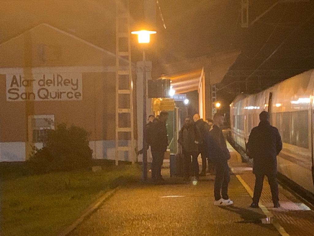 Fotos: Casi 300 cántabros atrapados en la estación de Alar del Rey por un fallo técnico del tren que venía de Madrid