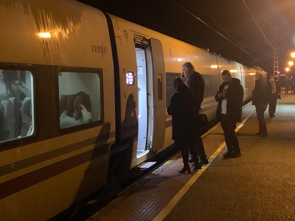 Fotos: Casi 300 cántabros atrapados en la estación de Alar del Rey por un fallo técnico del tren que venía de Madrid