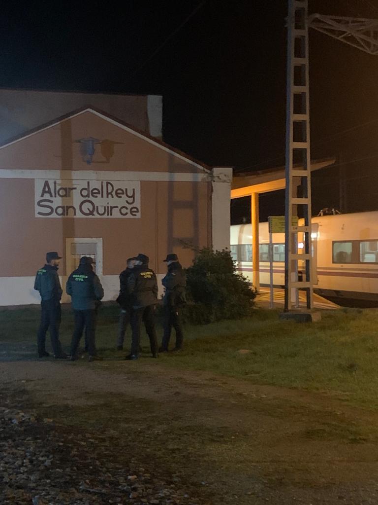 Fotos: Casi 300 cántabros atrapados en la estación de Alar del Rey por un fallo técnico del tren que venía de Madrid