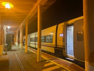 Fotos: Casi 300 cántabros atrapados en la estación de Alar del Rey por un fallo técnico del tren que venía de Madrid