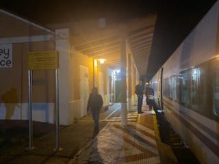 Fotos: Casi 300 cántabros atrapados en la estación de Alar del Rey por un fallo técnico del tren que venía de Madrid