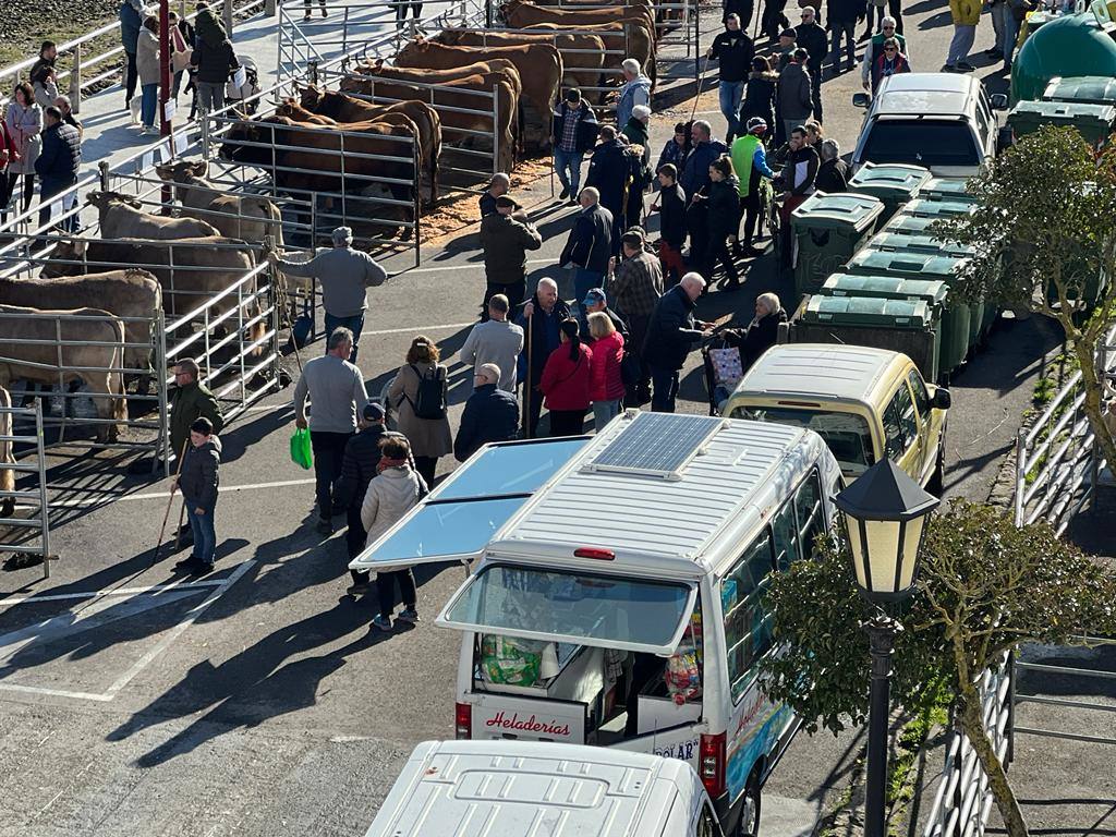 Puestos ambulantes compartieron espacio con la feria ganadera en el paseo marítimo. 