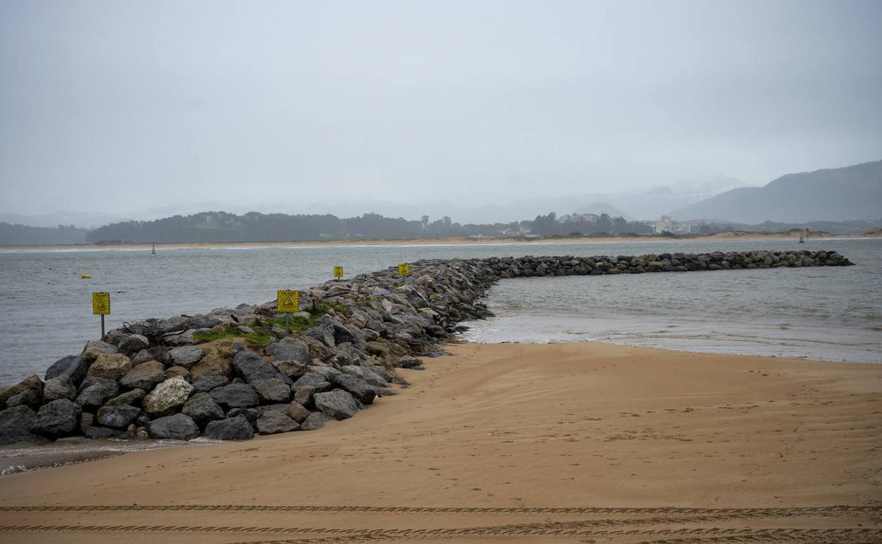 El espigón que llegó a construirse se levantó en 2018 y la obra se paralizó el mismo año, por lo que el material del segundo se quedó en la playa tres años hasta que se retiró.