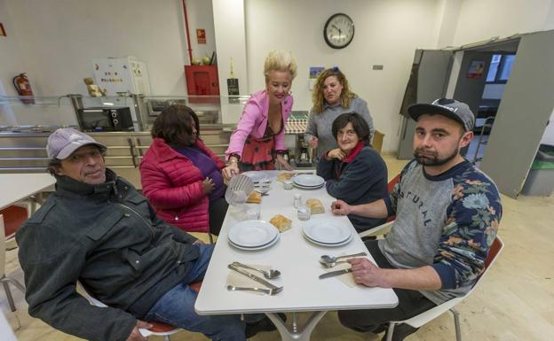 Diana Sampedro y Gregoria Ortega, en el comedor, atendiendo a unos usuarios.