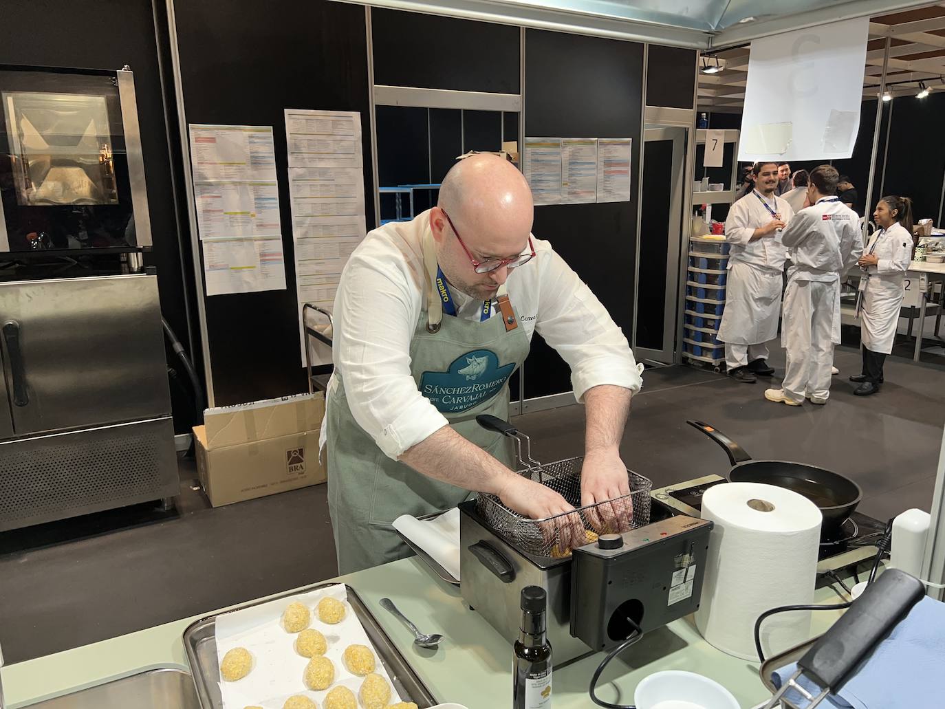El chef de La Ostrería de San Vicente de la Barquera preparando sus croquetas.