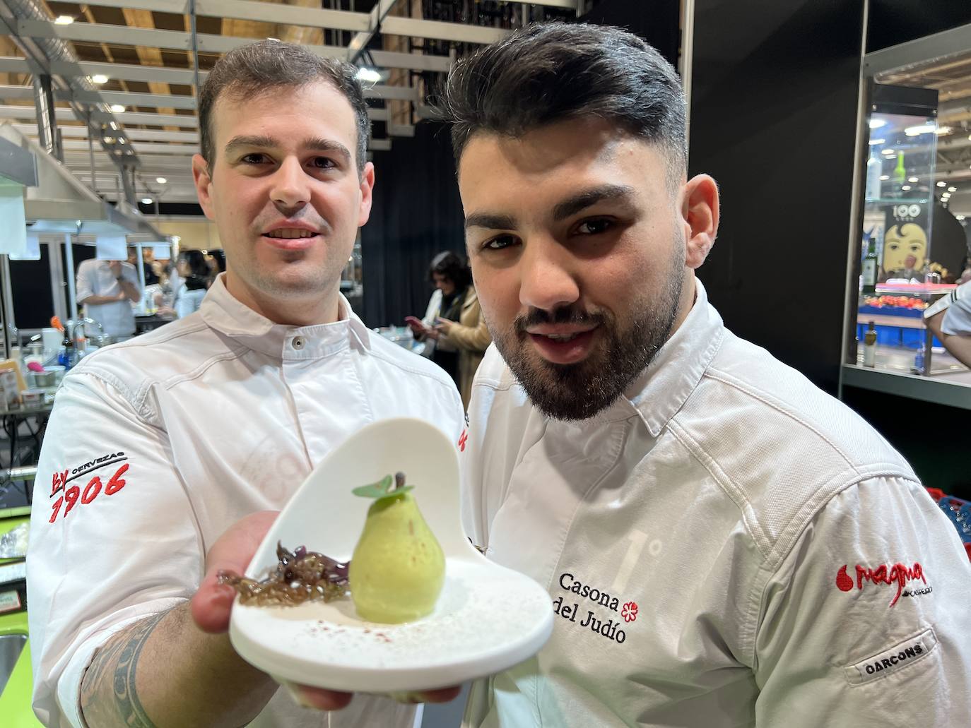 Los dos forman parte del equipo de cocina de Sergio Bastard y presentaron en Madrid Fusión su 'Pasiega: queso, pera y mar', «una pera realizada con un semifrío de queso, rellena de pera, bañada por alga codium y vino malvasía volcánico canario»
