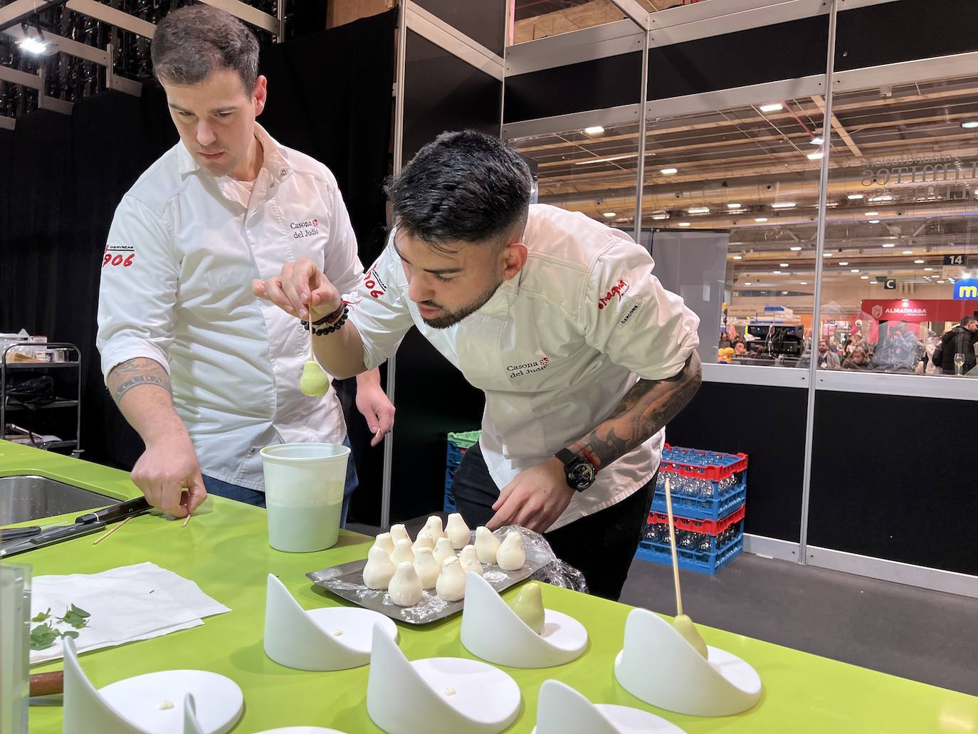 Los dos forman parte del equipo de cocina de Sergio Bastard y presentaron en Madrid Fusión su 'Pasiega: queso, pera y mar', «una pera realizada con un semifrío de queso, rellena de pera, bañada por alga codium y vino malvasía volcánico canario»