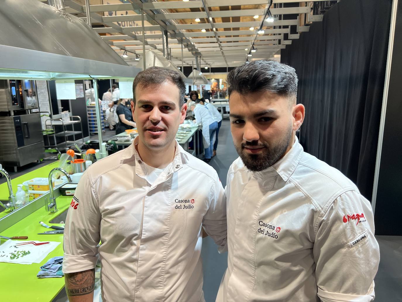 Los dos forman parte del equipo de cocina de Sergio Bastard y presentaron en Madrid Fusión su 'Pasiega: queso, pera y mar', «una pera realizada con un semifrío de queso, rellena de pera, bañada por alga codium y vino malvasía volcánico canario»