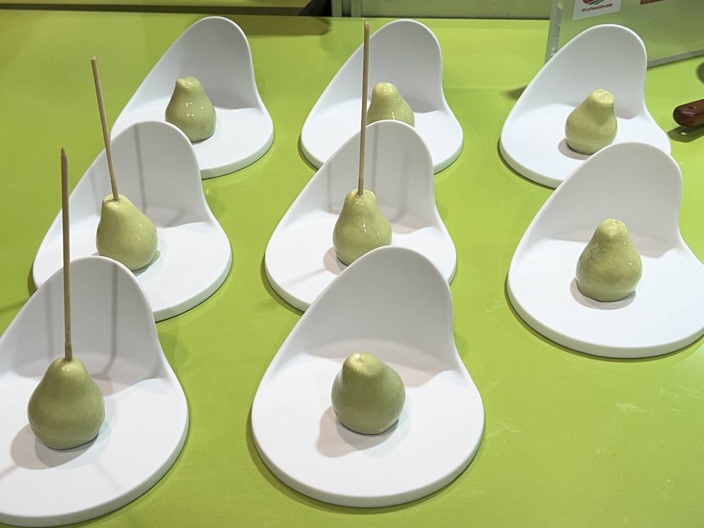 Los dos forman parte del equipo de cocina de Sergio Bastard y presentaron en Madrid Fusión su 'Pasiega: queso, pera y mar', «una pera realizada con un semifrío de queso, rellena de pera, bañada por alga codium y vino malvasía volcánico canario»