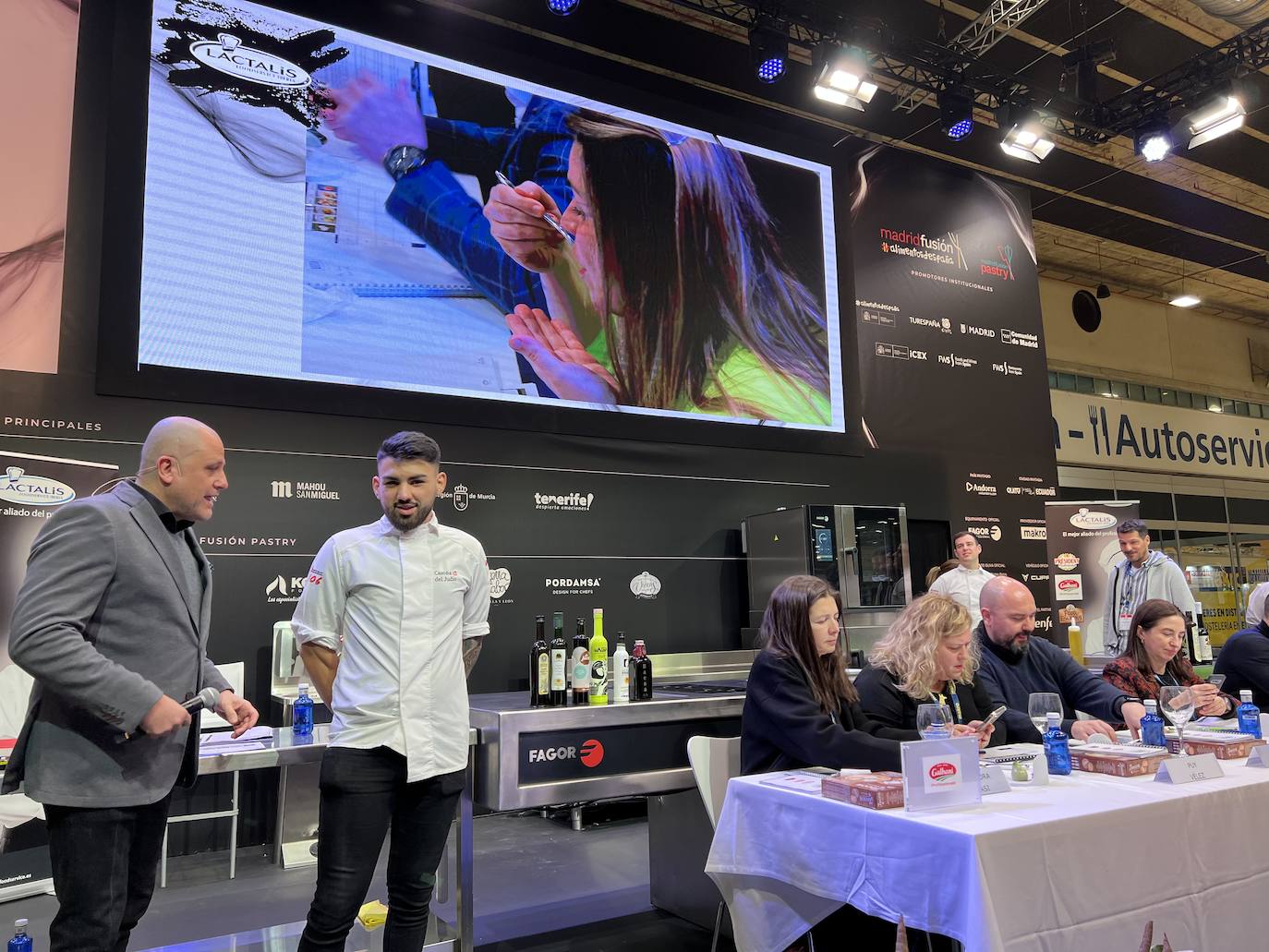 Los dos forman parte del equipo de cocina de Sergio Bastard y presentaron en Madrid Fusión su 'Pasiega: queso, pera y mar', «una pera realizada con un semifrío de queso, rellena de pera, bañada por alga codium y vino malvasía volcánico canario»