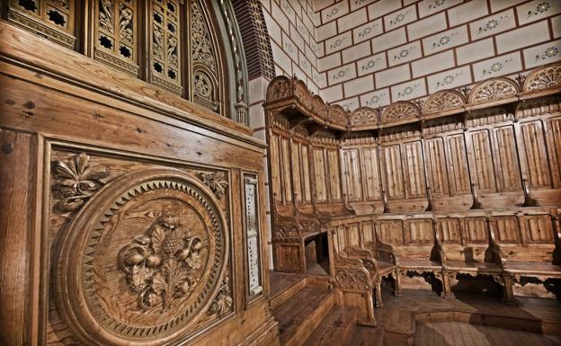 El final de la restauración de los tapices y la sillería, con una inversión de 1,2 millones, devuelve la capilla de la Pontificia a su estado original