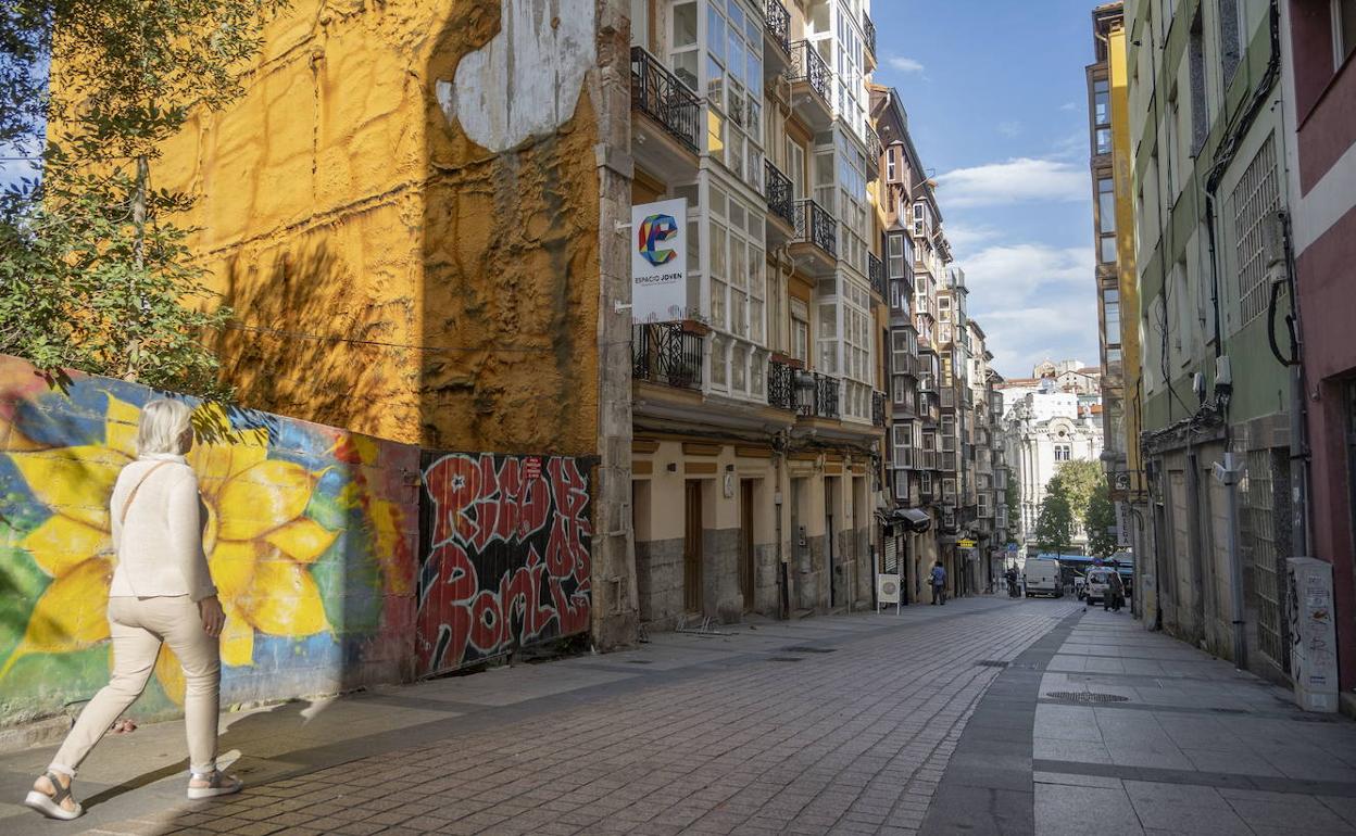 Una vecina recorre la Cuesta del Hospital, en el Cabildo, donde se produjo el derrumbe de un edificio hace 15 años.