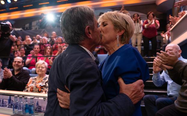 Imagen. Revilla y su mujer, Aurora Díaz, se fundieron en un beso al final del programa.