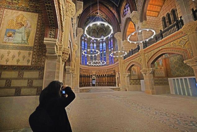 Una mujer fotografía el resultado de las obras.