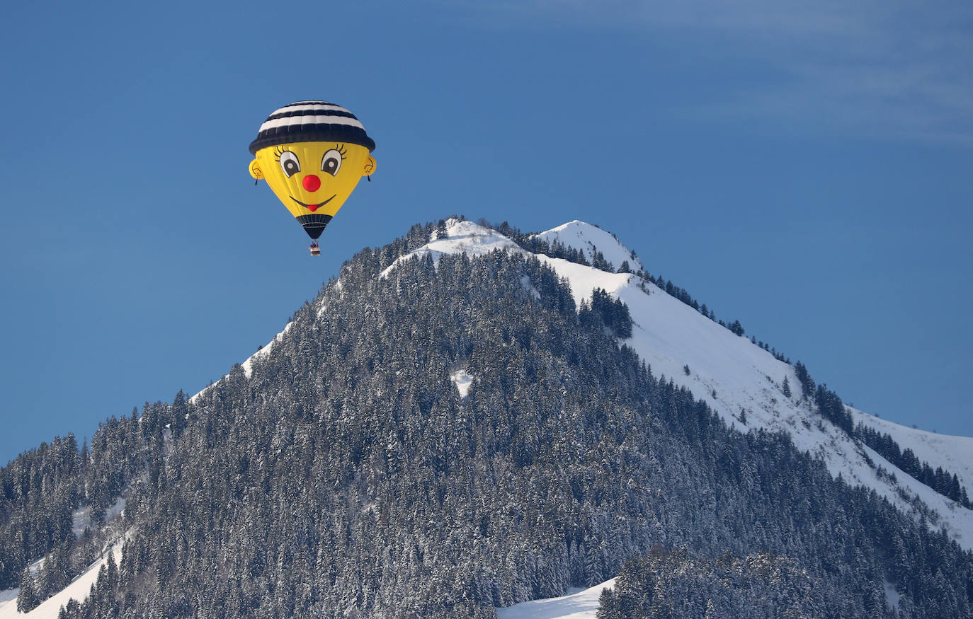 La localidad suiza de Chateau-d'Oex ha acogido el 43 Festival Internacional de Globo Aeroestático. La convención ha dejado imágenes impactantes en las que se pinta el paisaje nevado con diferentes globos de colores que llaman a cientos de espectadores cada año. El festival durará hasta el domingo y se espera que vuelen más de 60 globos de 15 países diferentes