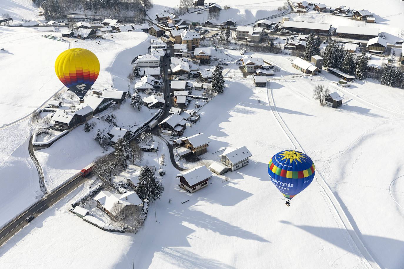 La localidad suiza de Chateau-d'Oex ha acogido el 43 Festival Internacional de Globo Aeroestático. La convención ha dejado imágenes impactantes en las que se pinta el paisaje nevado con diferentes globos de colores que llaman a cientos de espectadores cada año. El festival durará hasta el domingo y se espera que vuelen más de 60 globos de 15 países diferentes