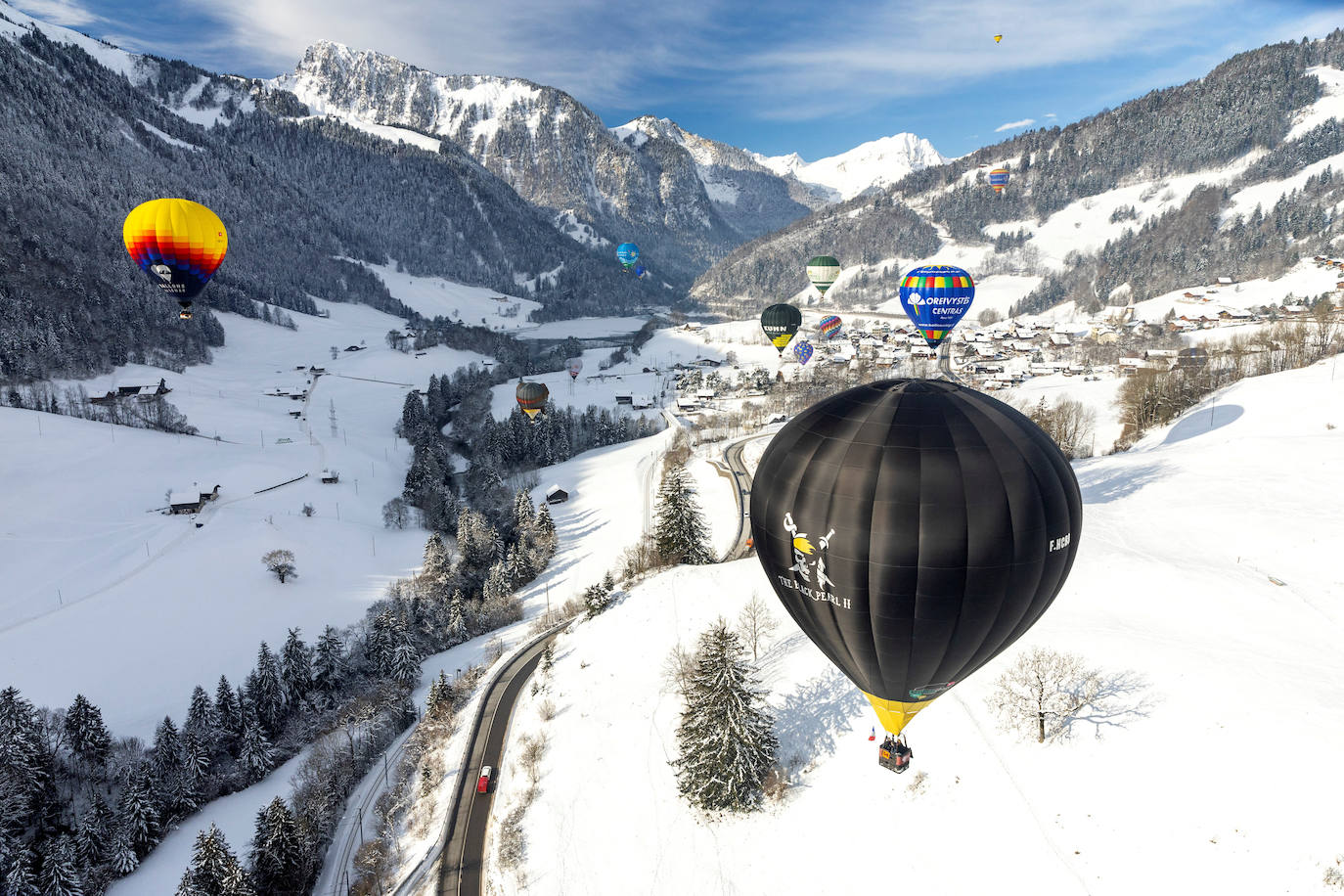 La localidad suiza de Chateau-d'Oex ha acogido el 43 Festival Internacional de Globo Aeroestático. La convención ha dejado imágenes impactantes en las que se pinta el paisaje nevado con diferentes globos de colores que llaman a cientos de espectadores cada año. El festival durará hasta el domingo y se espera que vuelen más de 60 globos de 15 países diferentes