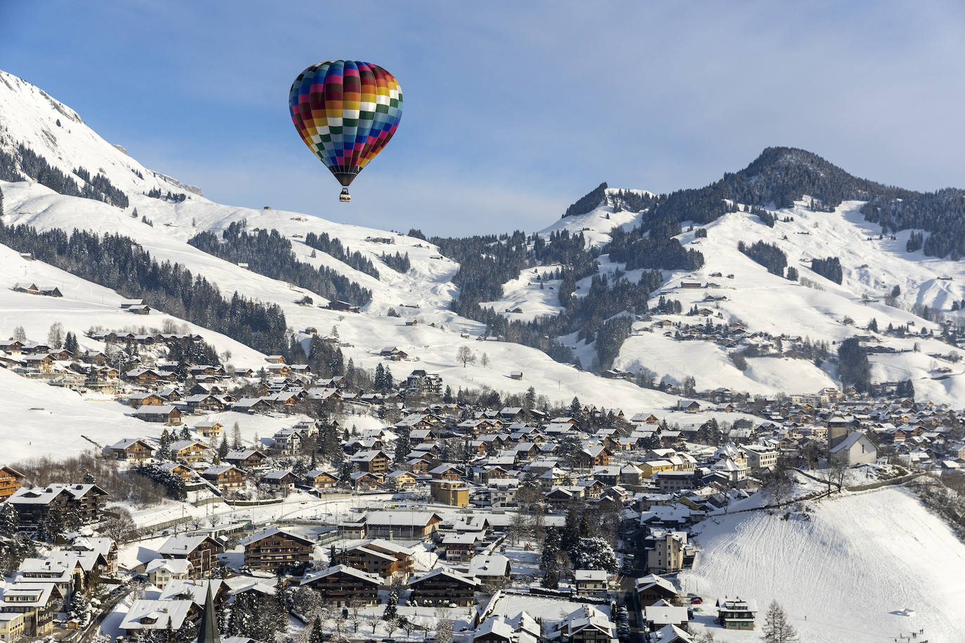 La localidad suiza de Chateau-d'Oex ha acogido el 43 Festival Internacional de Globo Aeroestático. La convención ha dejado imágenes impactantes en las que se pinta el paisaje nevado con diferentes globos de colores que llaman a cientos de espectadores cada año. El festival durará hasta el domingo y se espera que vuelen más de 60 globos de 15 países diferentes