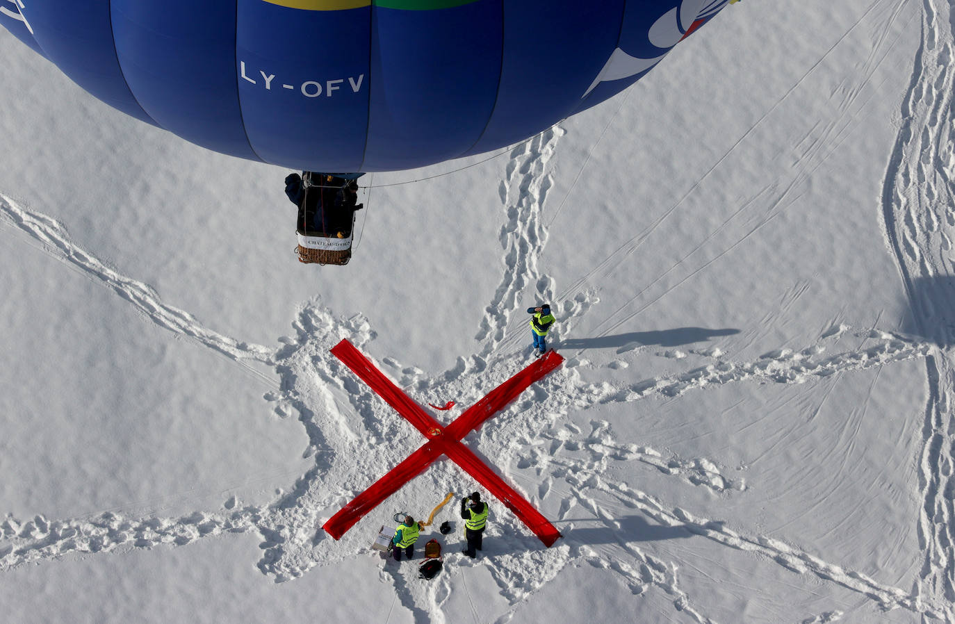 La localidad suiza de Chateau-d'Oex ha acogido el 43 Festival Internacional de Globo Aeroestático. La convención ha dejado imágenes impactantes en las que se pinta el paisaje nevado con diferentes globos de colores que llaman a cientos de espectadores cada año. El festival durará hasta el domingo y se espera que vuelen más de 60 globos de 15 países diferentes