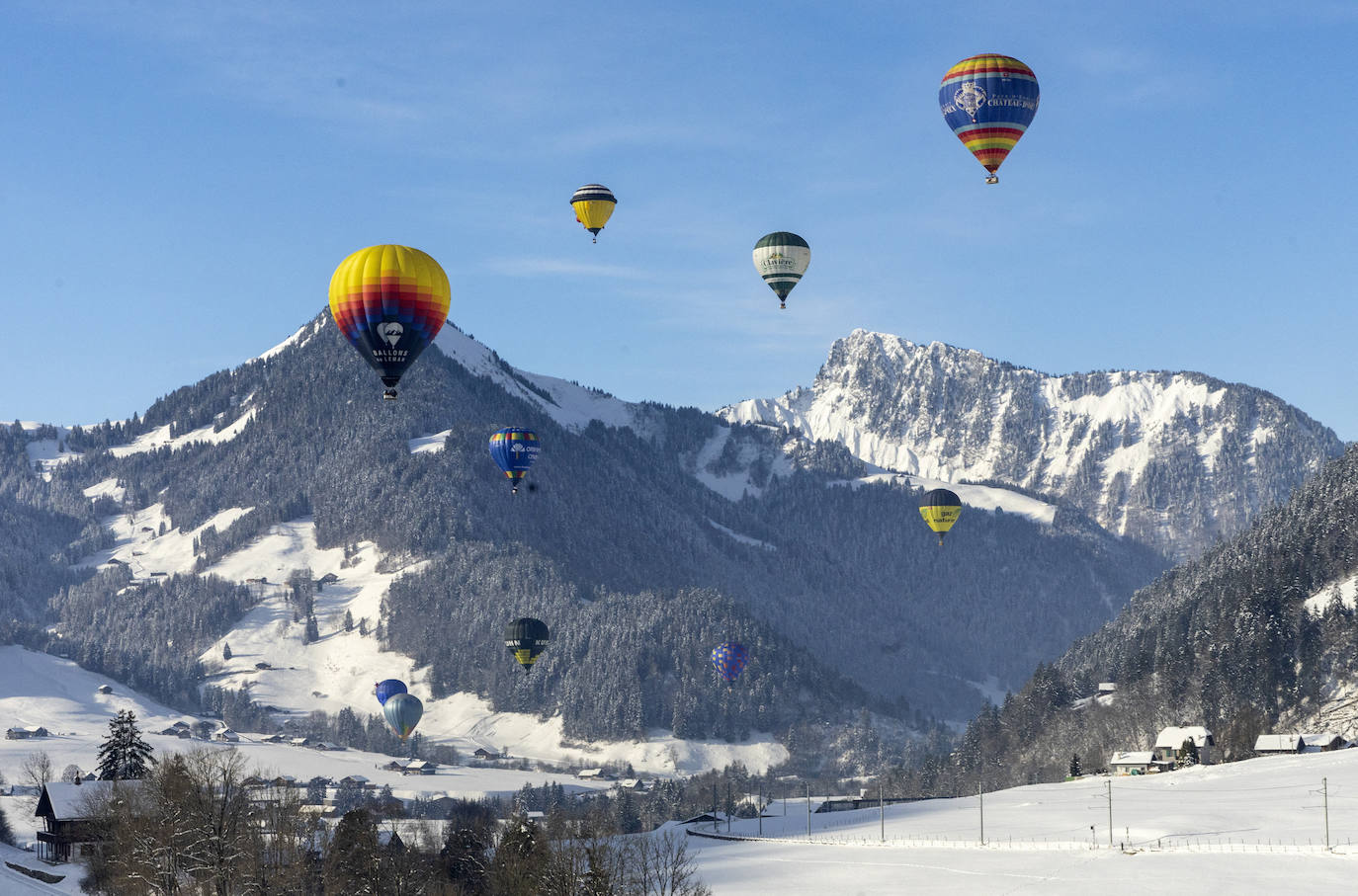 La localidad suiza de Chateau-d'Oex ha acogido el 43 Festival Internacional de Globo Aeroestático. La convención ha dejado imágenes impactantes en las que se pinta el paisaje nevado con diferentes globos de colores que llaman a cientos de espectadores cada año. El festival durará hasta el domingo y se espera que vuelen más de 60 globos de 15 países diferentes