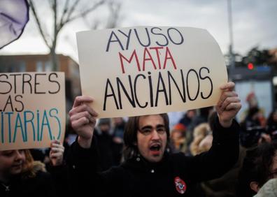 Imagen secundaria 1 - Momentos del acto de Ayuso en la Universidad Complutense. 