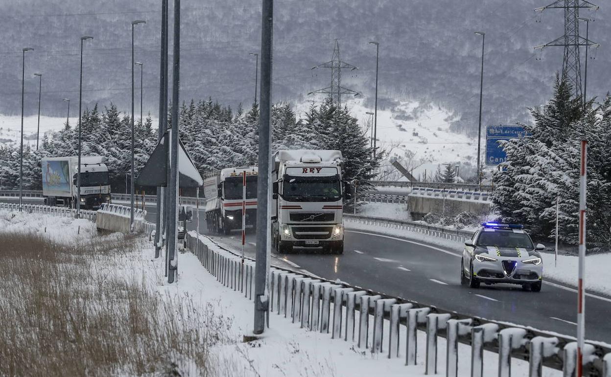 Camiones circulando por la autovía durante el primer temporal de nieve del año. 