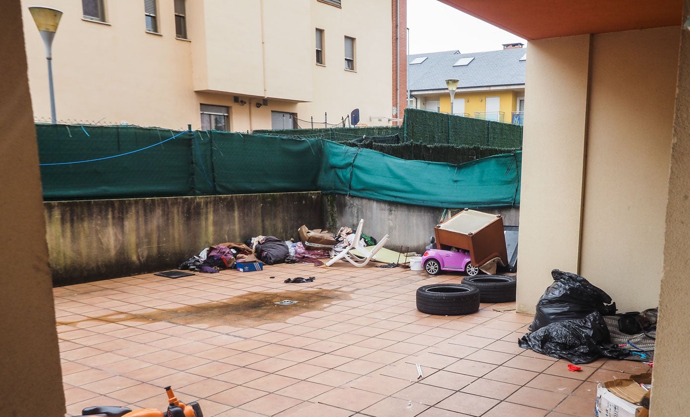 Los inmuebles presentan una gran acumulación de basura y desperdicios.