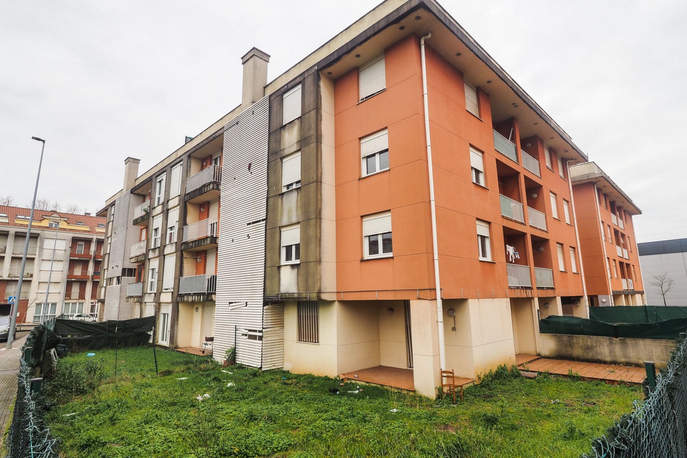 Los bajos del edificio han sido los pisos más afectados por la okupación.