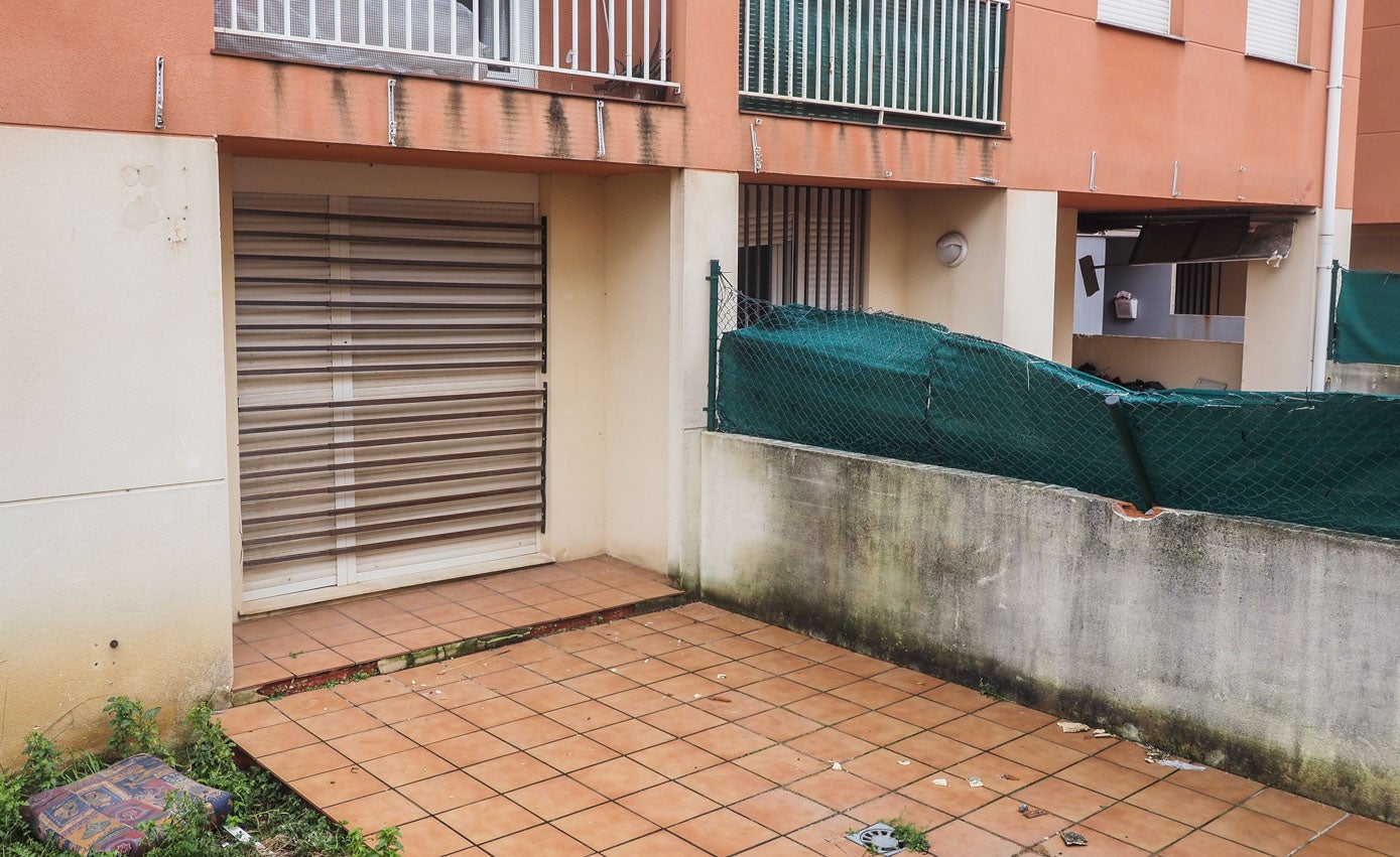 Las terrazas de los jardines también han sido protegidas con barras metálicas para impedir nuevas okupaciones.