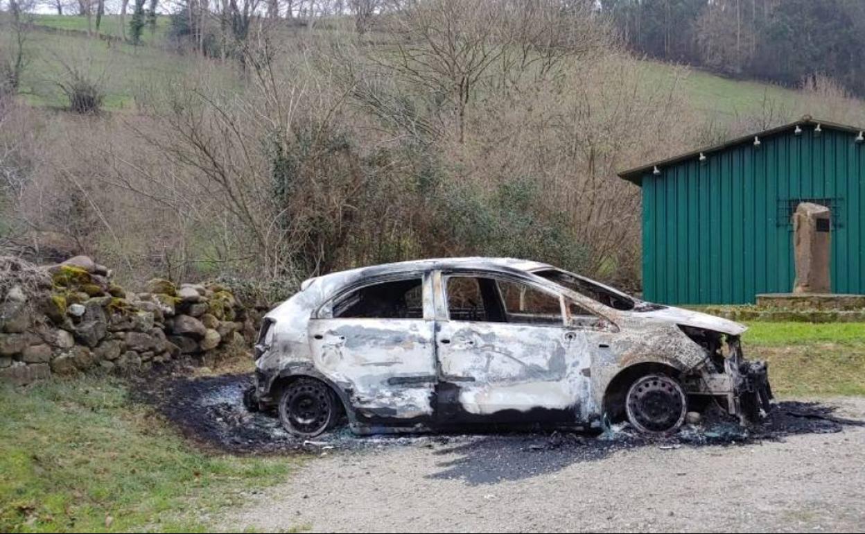 Coche calcinado junto al Potro de San Andrés.
