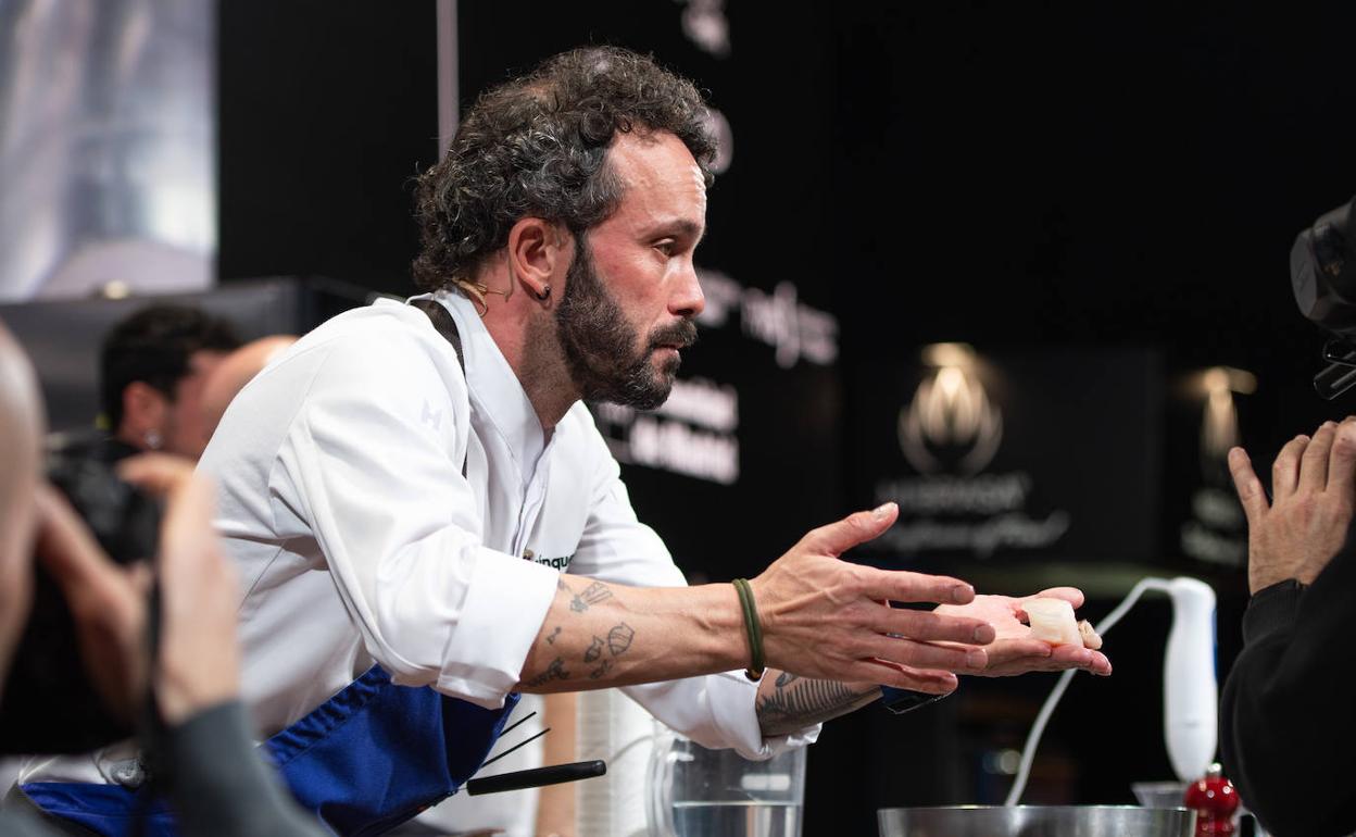 Elcocinero Iván Domínguez muestra una pieza de pescado. 