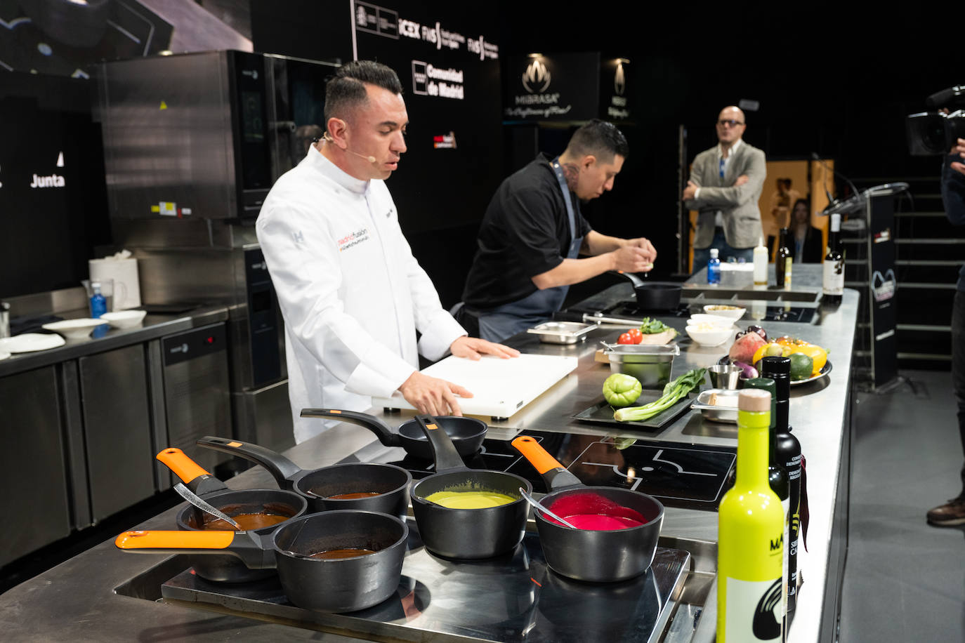 El chef mexicano Edgar Núñez, durante el cocinado.