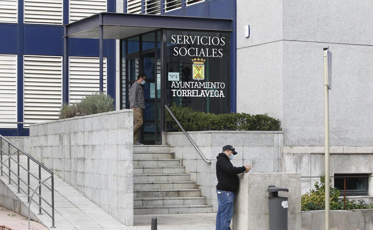 Un hombre accede a la sede central de Servicios Sociales en Torrelavega, situada en la Avenida de España. 