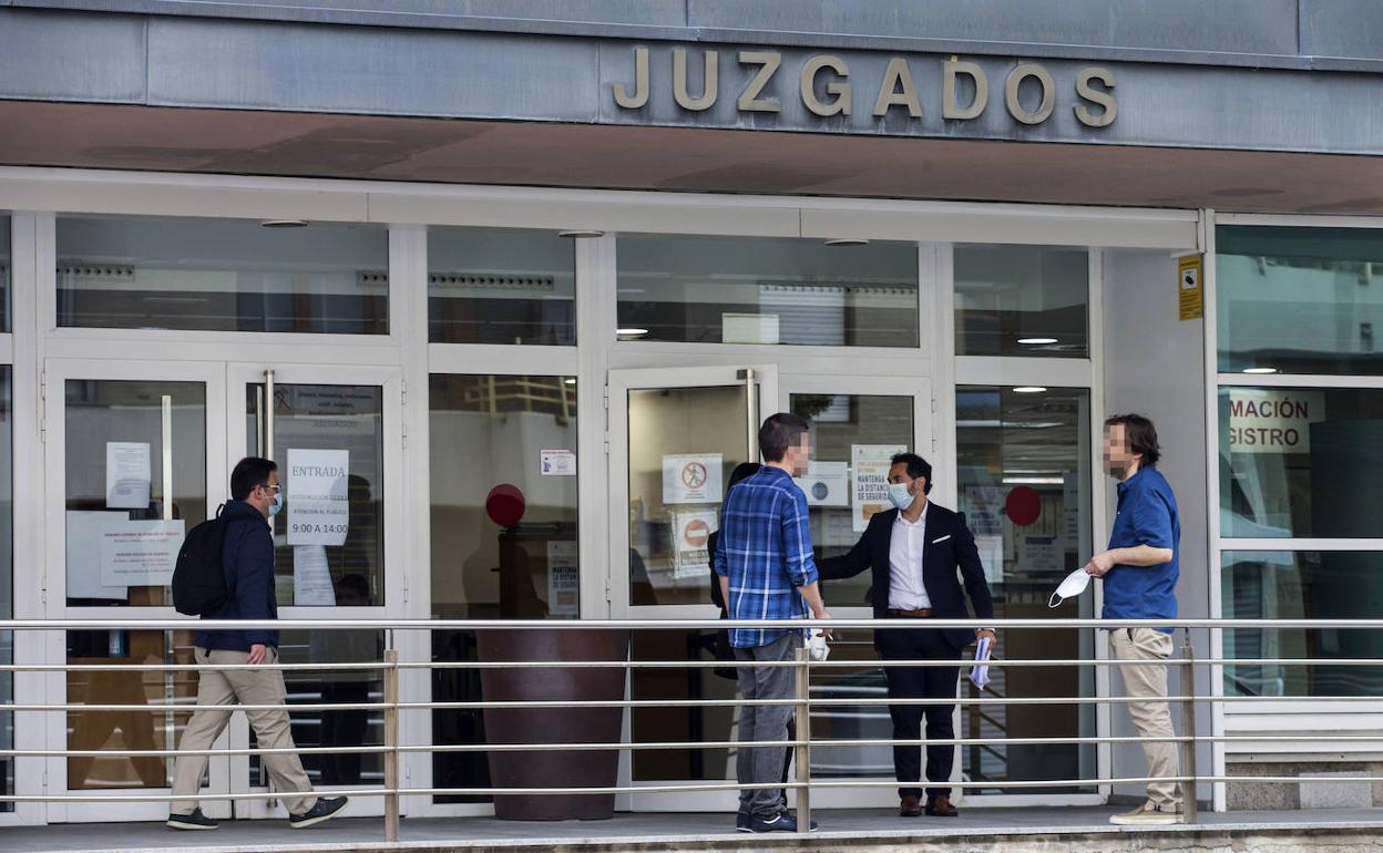 Varias personas en la entrada de los juzgados de Las Salesas, en una imagen de archivo. 