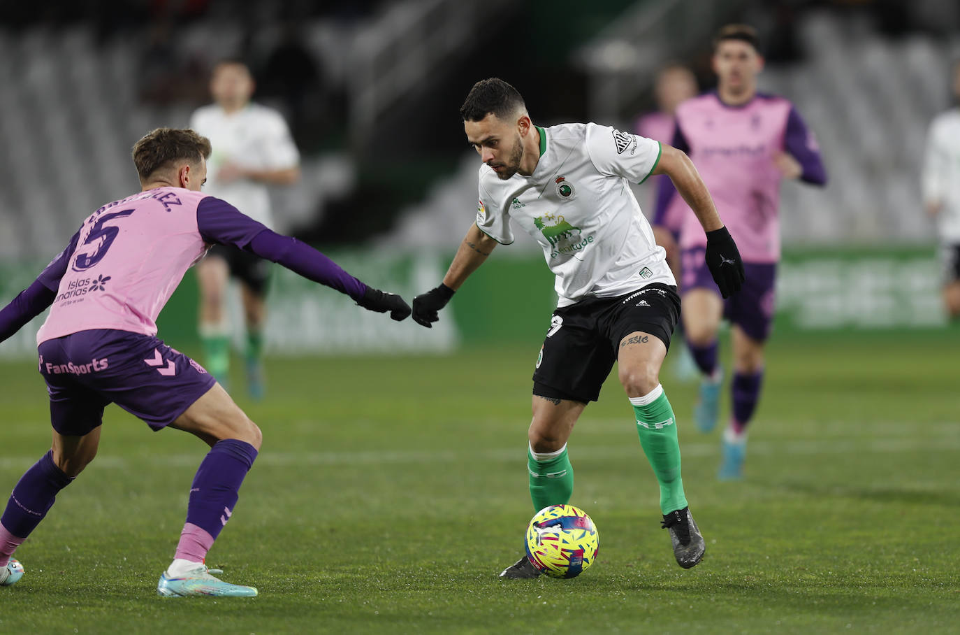 Un jugador verdiblanco trata de disparar a puerta ante el portero rival.