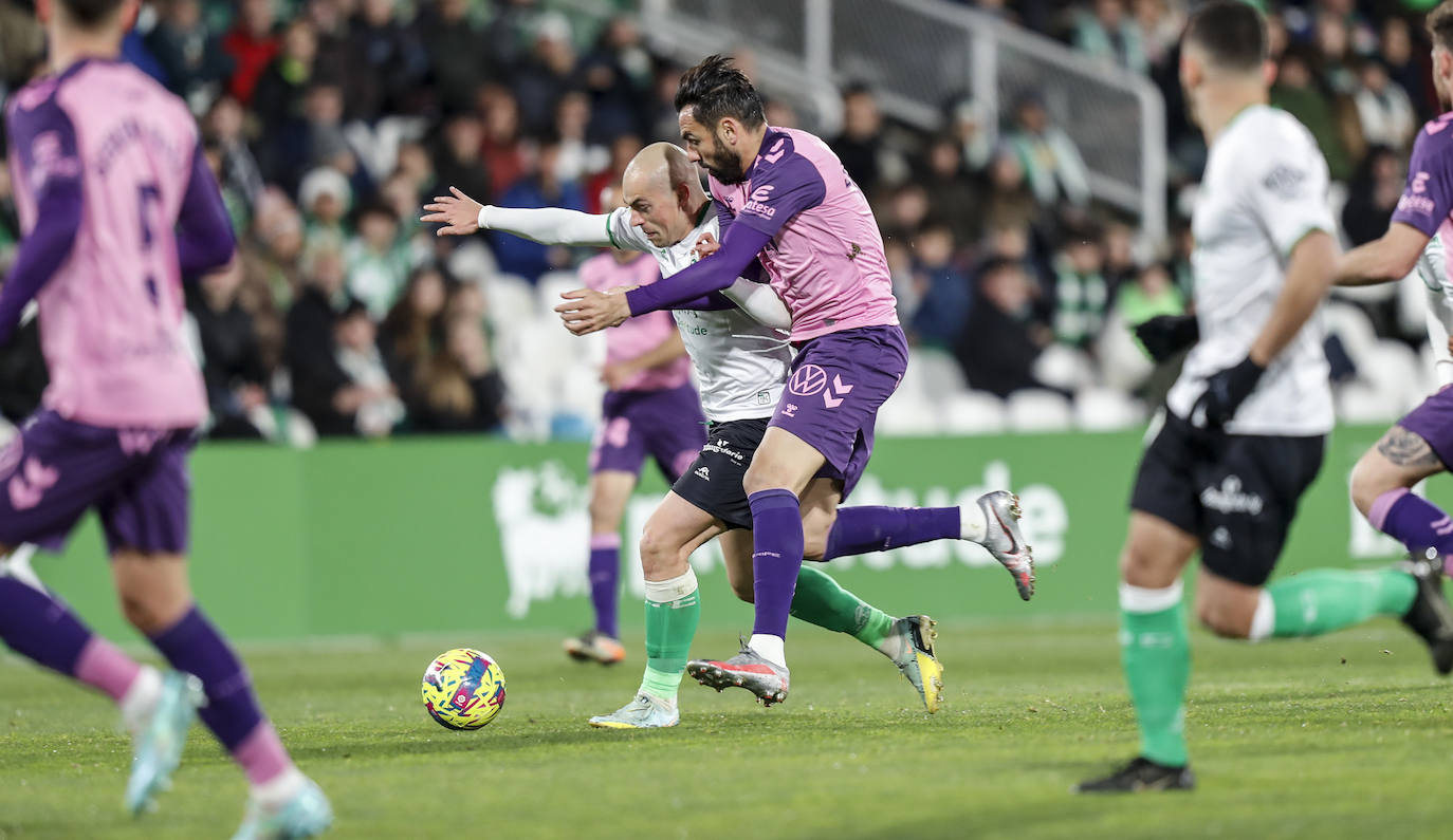 Un jugador verdiblanco trata de disparar a puerta ante el portero rival.