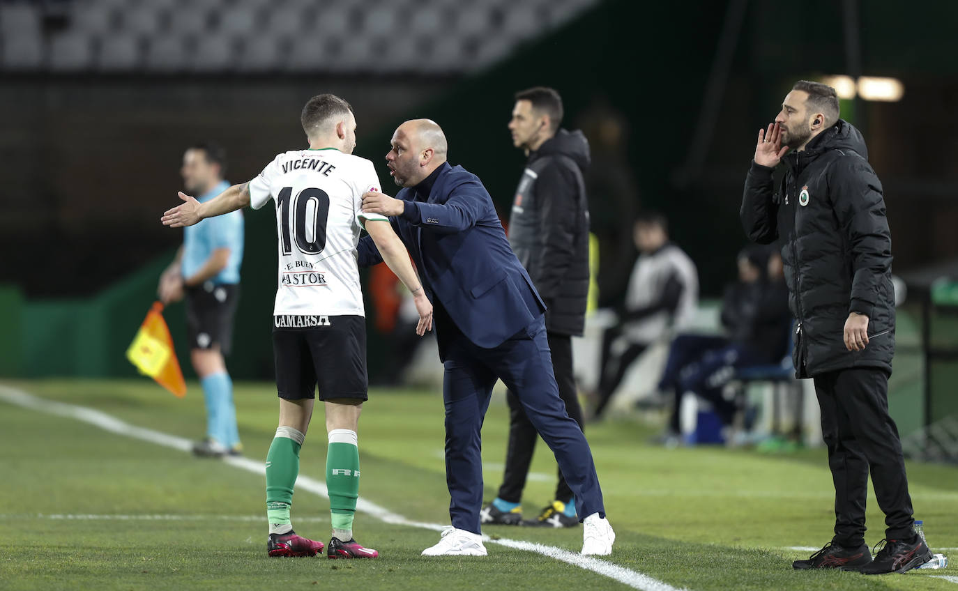 Un jugador verdiblanco trata de disparar a puerta ante el portero rival.