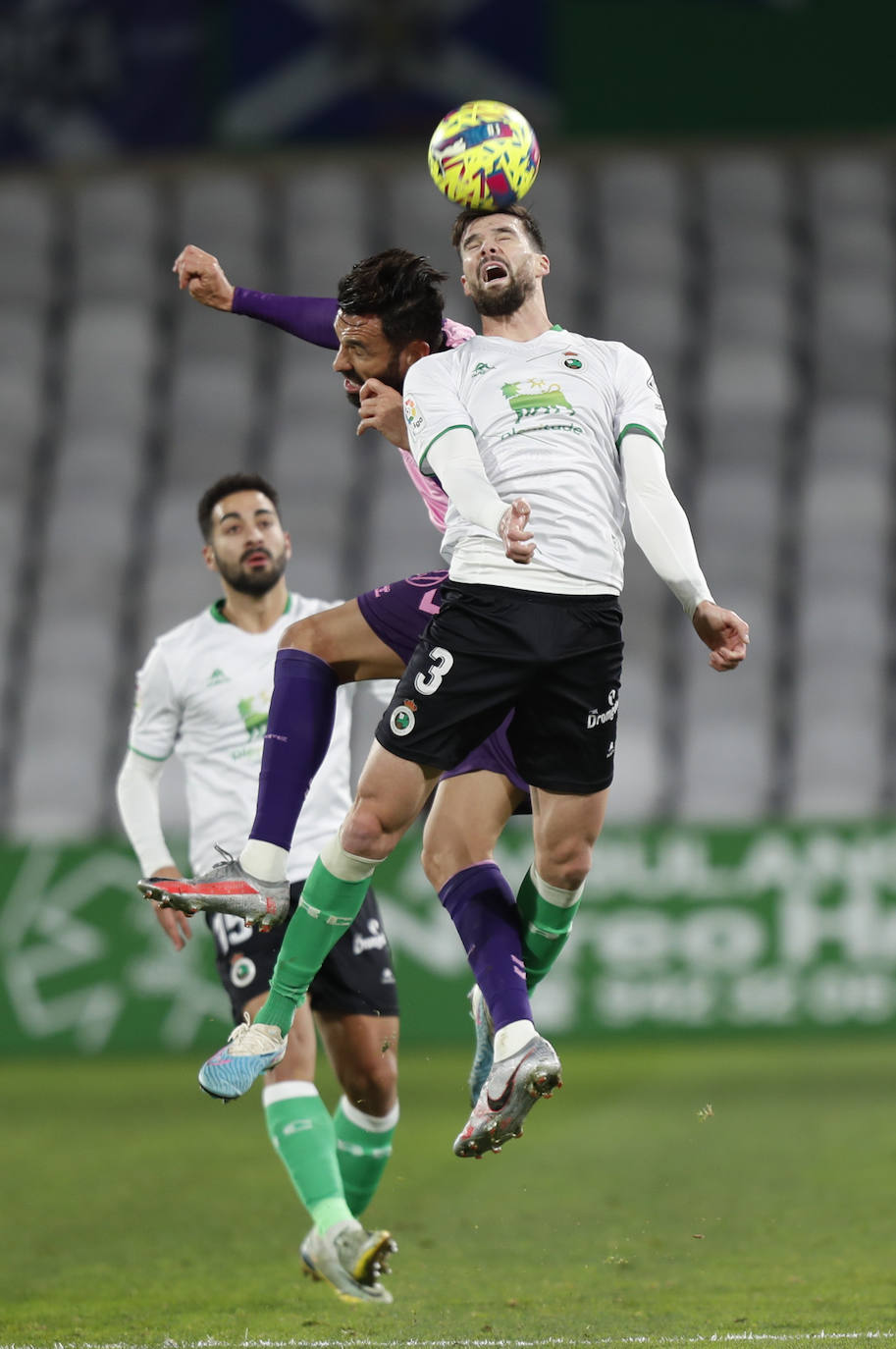 Un jugador verdiblanco trata de disparar a puerta ante el portero rival.