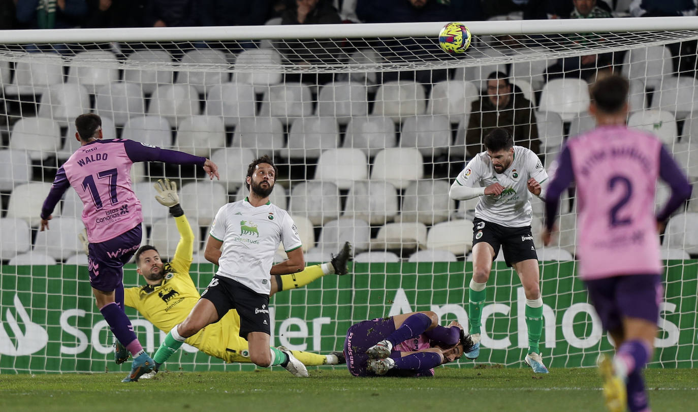 Un jugador verdiblanco trata de disparar a puerta ante el portero rival.