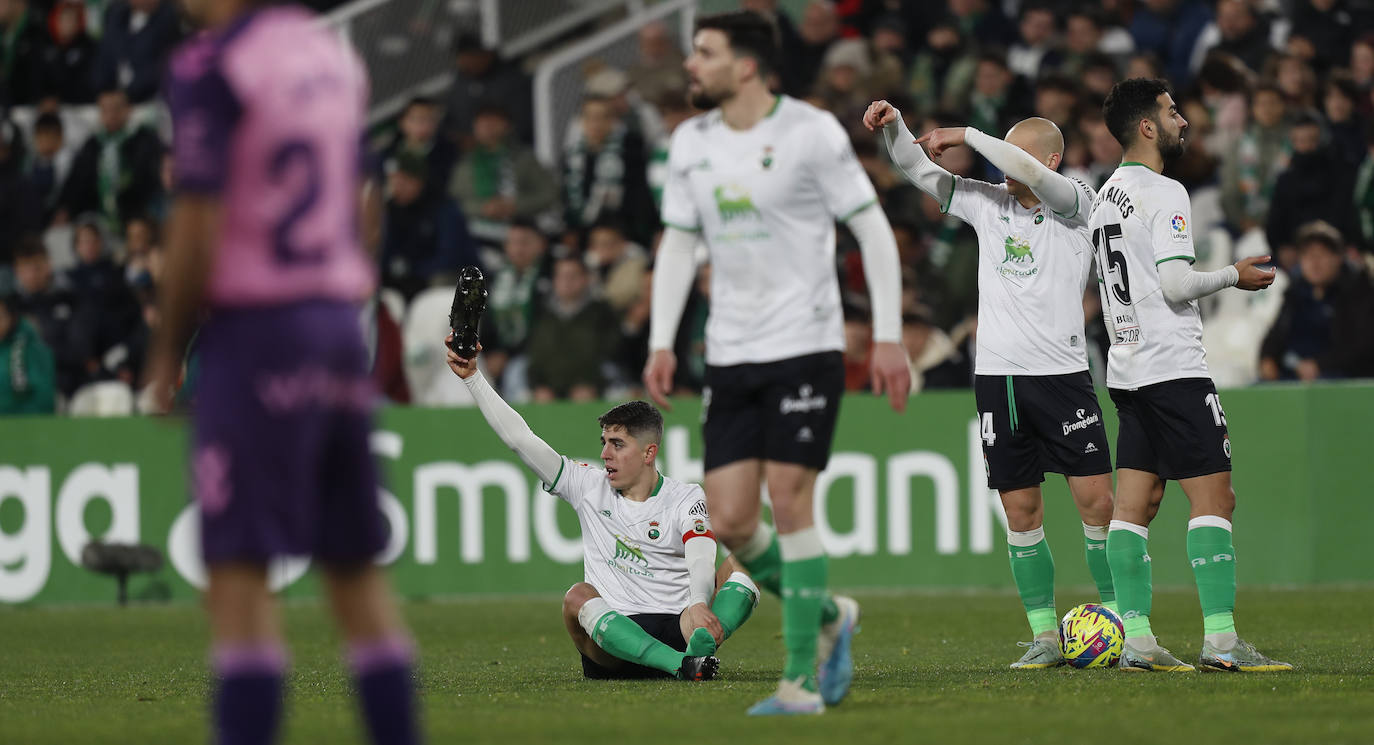 Un jugador verdiblanco trata de disparar a puerta ante el portero rival.