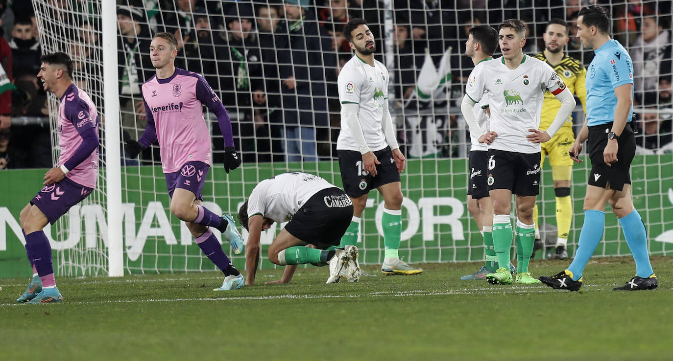 Un jugador verdiblanco trata de disparar a puerta ante el portero rival.