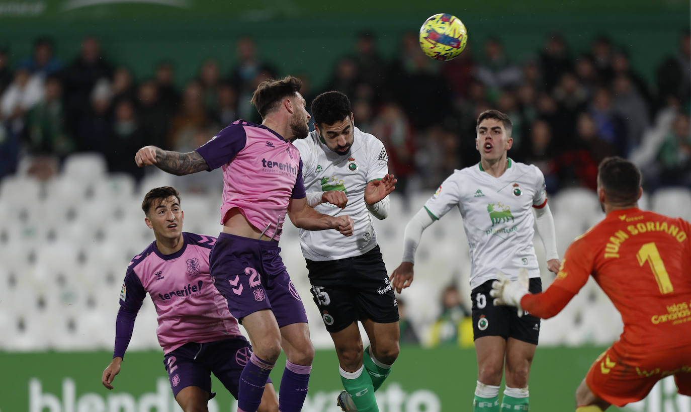 Un jugador verdiblanco trata de disparar a puerta ante el portero rival.