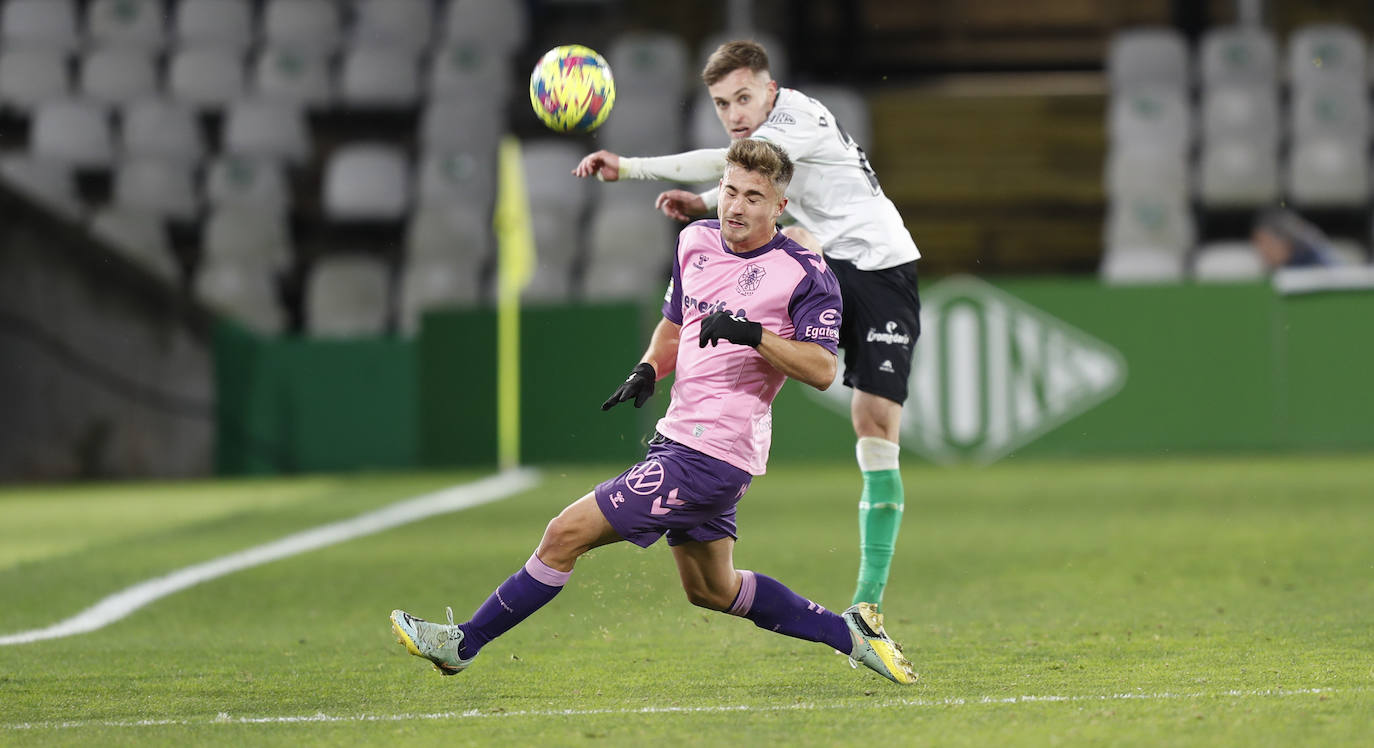 Un jugador verdiblanco trata de disparar a puerta ante el portero rival.